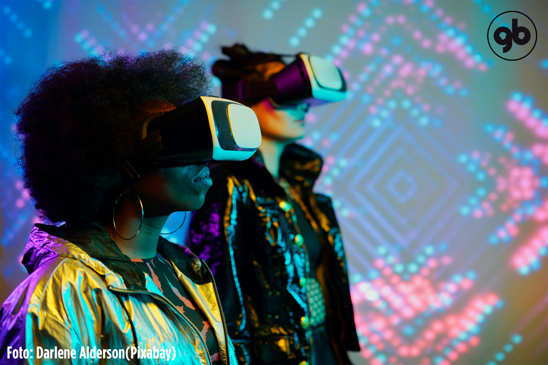 Uma mulher negra e uma branca de óculos de realidade virtual e roupas futuristas olham pra direita
